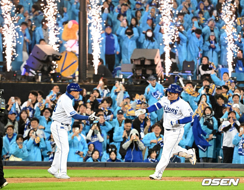 27일 대구삼성라이온즈파크에서 2026 신한 SOL KBO 플레이오프 2차전 삼성 라이온즈와 KIA 타이거즈의 경기가 열렸다.삼성은 아리엘 후라도, KIA는 애덤 올러가 나섰다.7회말 1사에서 삼성 최형우가 우월 솔로 홈런을 치고 환호하고 있다. 2026.10.27 /sunday@osen.co.kr