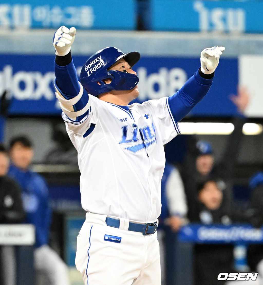 27일 대구삼성라이온즈파크에서 2026 신한 SOL KBO 플레이오프 2차전 삼성 라이온즈와 KIA 타이거즈의 경기가 열렸다.삼성은 아리엘 후라도, KIA는 애덤 올러가 나섰다.7회말 1사에서 삼성 최형우가 우월 솔로 홈런을 치고 있다. 2026.10.27 /sunday@osen.co.kr