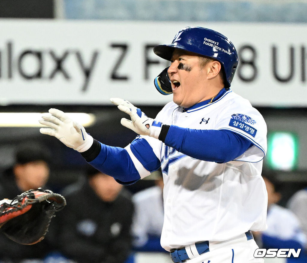 27일 대구삼성라이온즈파크에서 2026 신한 SOL KBO 플레이오프 2차전 삼성 라이온즈와 KIA 타이거즈의 경기가 열렸다.삼성은 아리엘 후라도, KIA는 애덤 올러가 나섰다.7회말 1사에서 삼성 최형우가 우월 솔로 홈런을 치고 환호하고 있다. 2026.10.27 /sunday@osen.co.kr