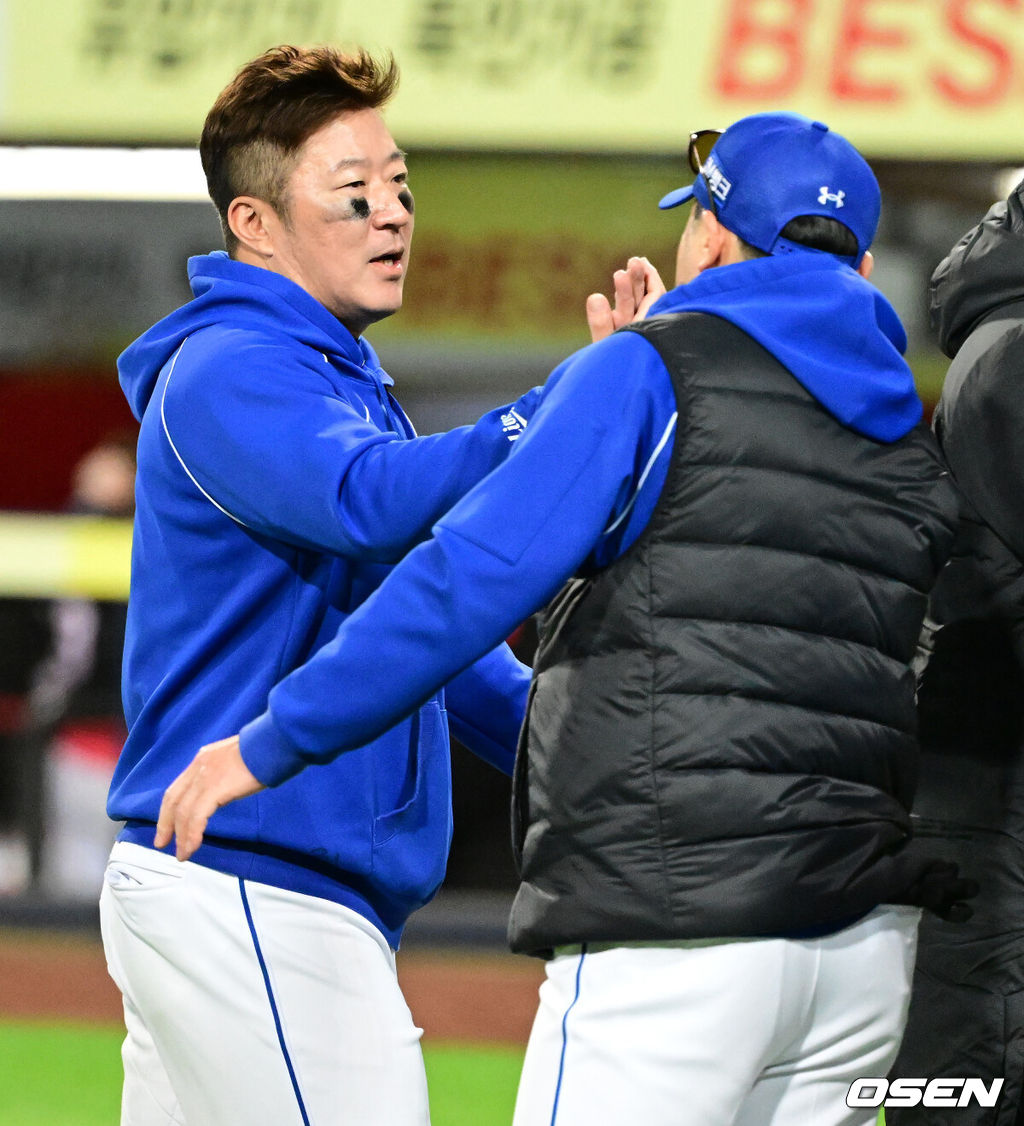 삼성 라이온즈가 설욕에 성공했다. 삼성은 27일 대구 삼성라이온즈파크에서 열린 2026 신한 SOL KBO 포스트시즌 KIA 타이거즈와의 플레이오오프 2차전을 8-3로 승리했다. 선발 아리엘 후라도가 역투를 펼치며 승리의 발판을 놓았다. 박승규의 동점타, 구자욱의 역전타, 디아즈의 투런홈런 최형우의 쐐기포 등이 터지며 승리를 이끌었다. 시리즈 승부를 1승1패 원점으로 돌렸다. 경기를 마치고 삼성 최형우가 박진만 감독과 승리 하이파이브를 하고 있다. 2026.10.27 / jpnews@osen.co.kr