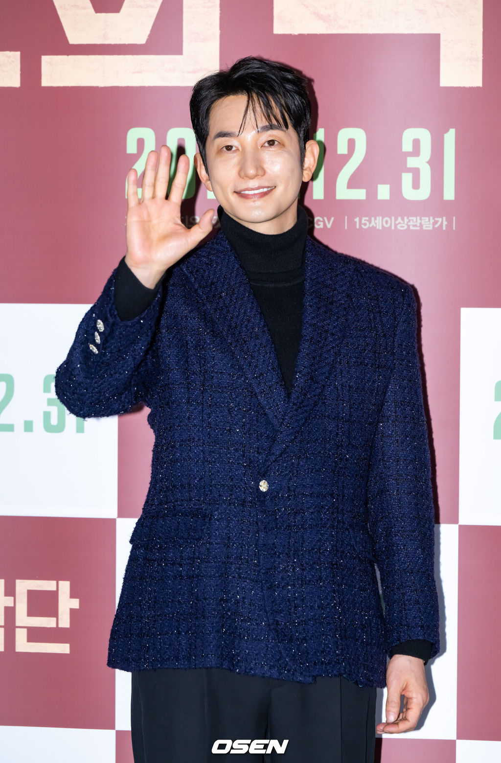 8일 오전 서울 용산아이파크몰 내 용산 CGV에서 영화 '신의 악단' 제작보고회가 진행됐다.‘신의악단’은 북한에 외화벌이를 위해 가짜 찬양단이 창설되며 벌어지는 이야기를 그린 작품으로 이날 제작보고회에는 김형협 감독과 배우 박시후, 정진운, 태항호, 장지건, 한정완, 문경민, 고혜진, 최선자, 서동원, 강승완, 신한결이 참석했다. 배우 박시후가 포즈를 취하고 있다.    2025.12.08 / soul1014@osen.co.kr