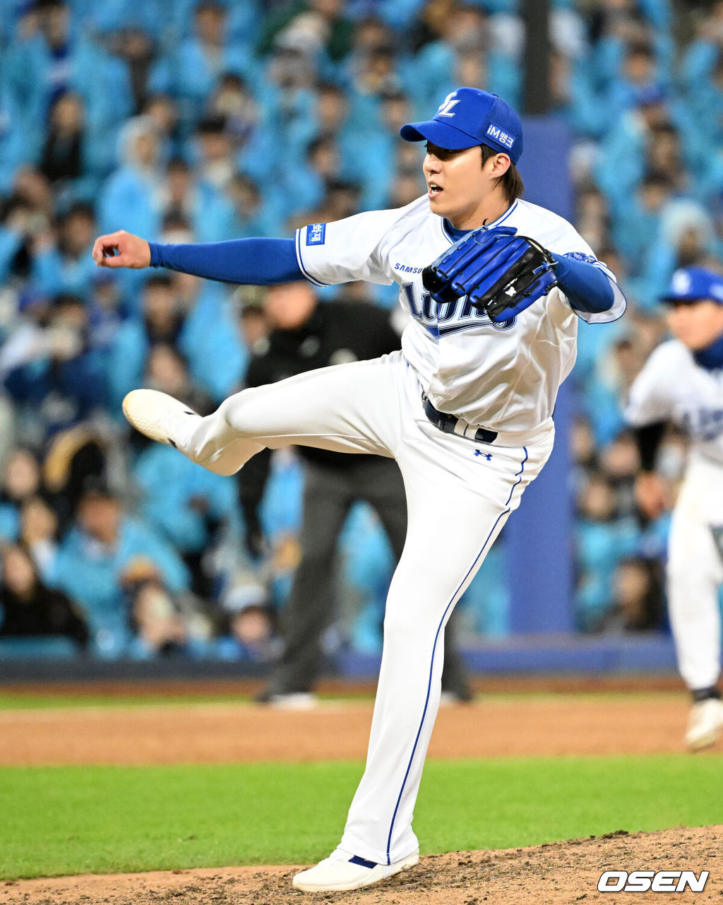 삼성은 27일 대구 삼성라이온즈파크에서 열린 KIA와의 2026 신한 SOL KBO 플레이오프 2차전에서 8-3으로 승리했다.1차전에서 1-5로 패했던 삼성은 시리즈 전적 1승 1패로 균형을 맞췄다.9회초 삼성 원태인이 역투하고 있다. 2026.10.27 /sunday@osen.co.kr