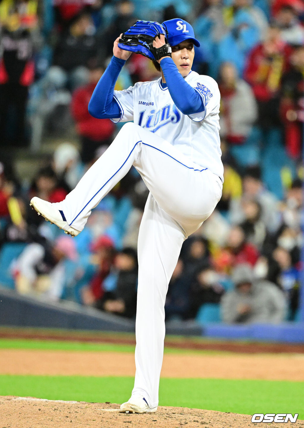 삼성 라이온즈가 설욕에 성공했다. 삼성은 27일 대구 삼성라이온즈파크에서 열린 2026 신한 SOL KBO 포스트시즌 KIA 타이거즈와의 플레이오오프 2차전을 8-3로 승리했다. 선발 아리엘 후라도가 역투를 펼치며 승리의 발판을 놓았다. 박승규의 동점타, 구자욱의 역전타, 디아즈의 투런홈런 최형우의 쐐기포 등이 터지며 승리를 이끌었다. 시리즈 승부를 1승1패 원점으로 돌렸다. 9회초 삼성 원태인이 역투하고 있다. 2026.10.27 / jpnews@osen.co.kr