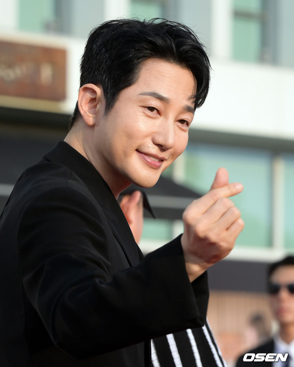 제30회 부천판타스틱영화제(BIFAN) 개막식 레드카펫 행사가 2일 부천시청 잔디광장에서 열렸다.경기 부천 일대에서 2일부터 12일까지 열리는 영화제는 열흘간 50개국 321편의 영화가 상영된다. 이 중 세계 최초로 공개되는 월드 프리미어 작품은 93편이다. 영화제 슬로건은 ‘뉴 에라 뉴 스킨’으로 낯선 시대에 발맞춰 변화무쌍하게 새로운 색을 입겠다는 포부를 담았다.배우 박시후가 레드카펫을 밟고 있다. 2026.07.02 /cej@osen.co.kr