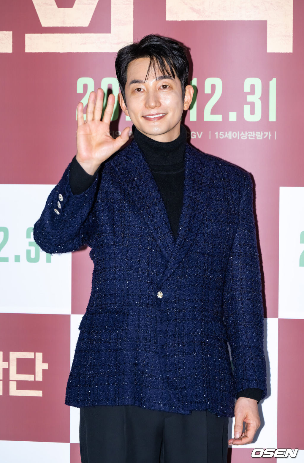 8일 오전 서울 용산아이파크몰 내 용산 CGV에서 영화 '신의 악단' 제작보고회가 진행됐다.‘신의악단’은 북한에 외화벌이를 위해 가짜 찬양단이 창설되며 벌어지는 이야기를 그린 작품으로 이날 제작보고회에는 김형협 감독과 배우 박시후, 정진운, 태항호, 장지건, 한정완, 문경민, 고혜진, 최선자, 서동원, 강승완, 신한결이 참석했다. 배우 박시후가 포즈를 취하고 있다.    2025.12.08 / soul1014@osen.co.kr