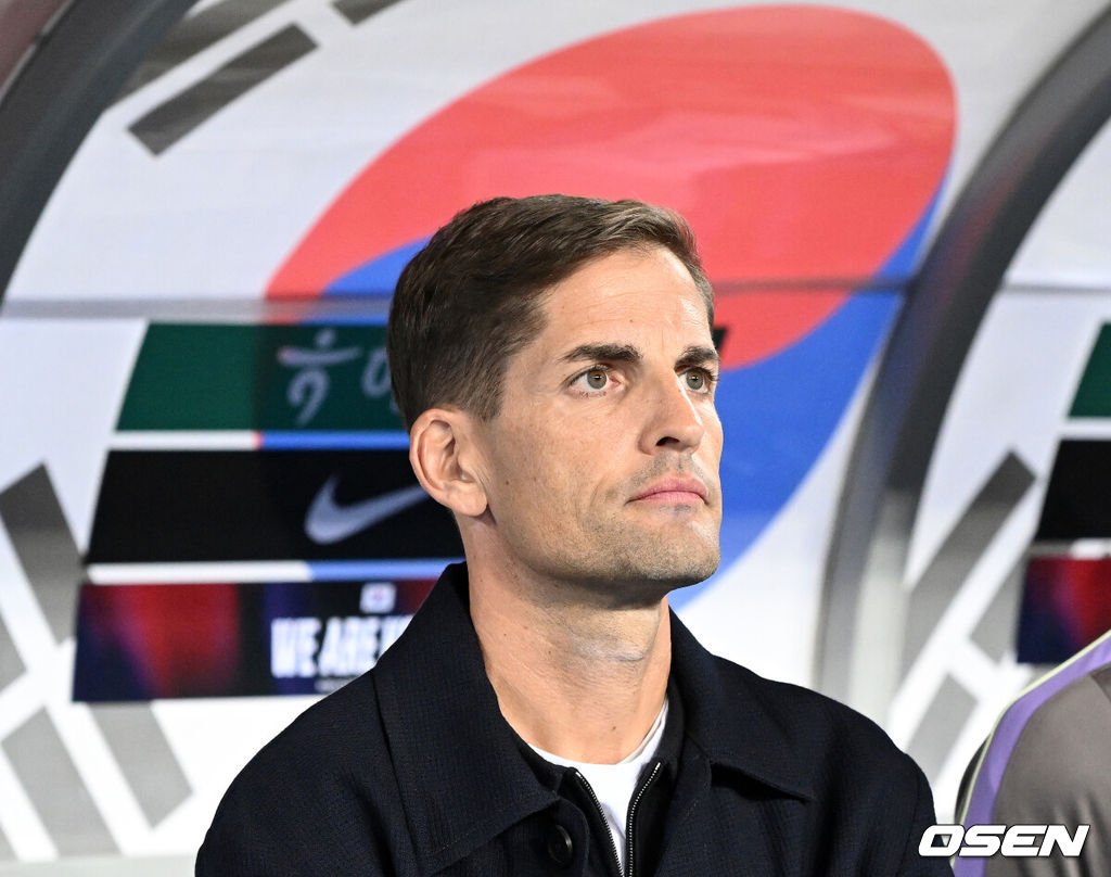 한국축구에 역사적인 날이다. 손흥민(34, LAFC)이 전설 차범근의 A매치 최다골 기록을 넘었다. 로베르트 모레노 감독이 이끄는 대한민국 축구대표팀은 6일 오후 8시 용인미르스타디움에서 개최되는 친선전에서 우즈베키스탄을 상대로 손흥민의 선제골과 오세훈의 추가골이 터져 2-0 완승을 거뒀다. 경기에 앞서 모레노 감독이 그라운드를 바라보고 있다. 2026.10.06 /sunday@osen.co.kr