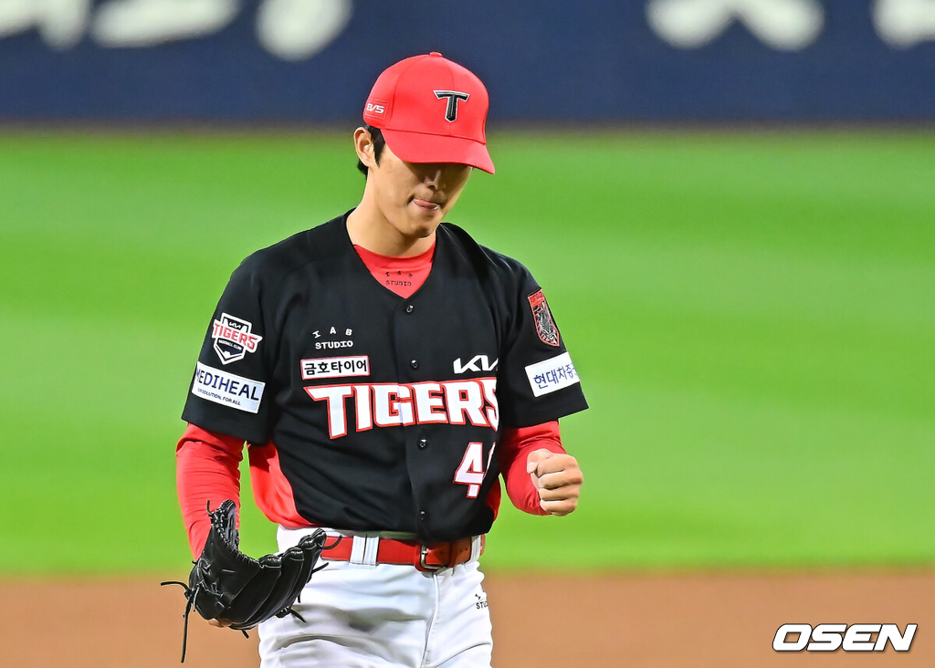 26일 대구삼성라이온즈파크에서 2026 신한 SOL KBO 플레이오프 1차전 삼성 라이온즈와 KIA 타이거즈의 경기가 열렸다.비로 하루 미뤄진 가을야구, 선발 맞대결에는 변화가 없다. 삼성은 크리스 페덱, KIA는 제임스 네일이 나섰다.6회말 2사에서 KIA 이의리가 삼성 김성윤을 삼진 처리하며 기뻐하고 있다. 2026.10.26 / jpnews@osen.co.kr