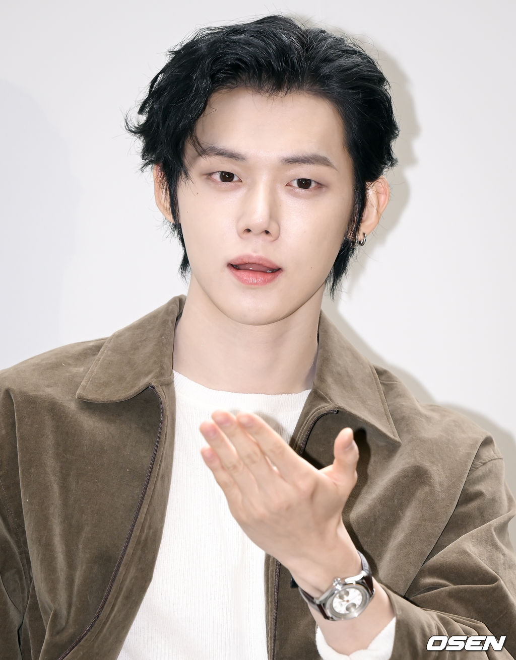 [사진]TXT 연준 '섹시한 손키스' - OSEN