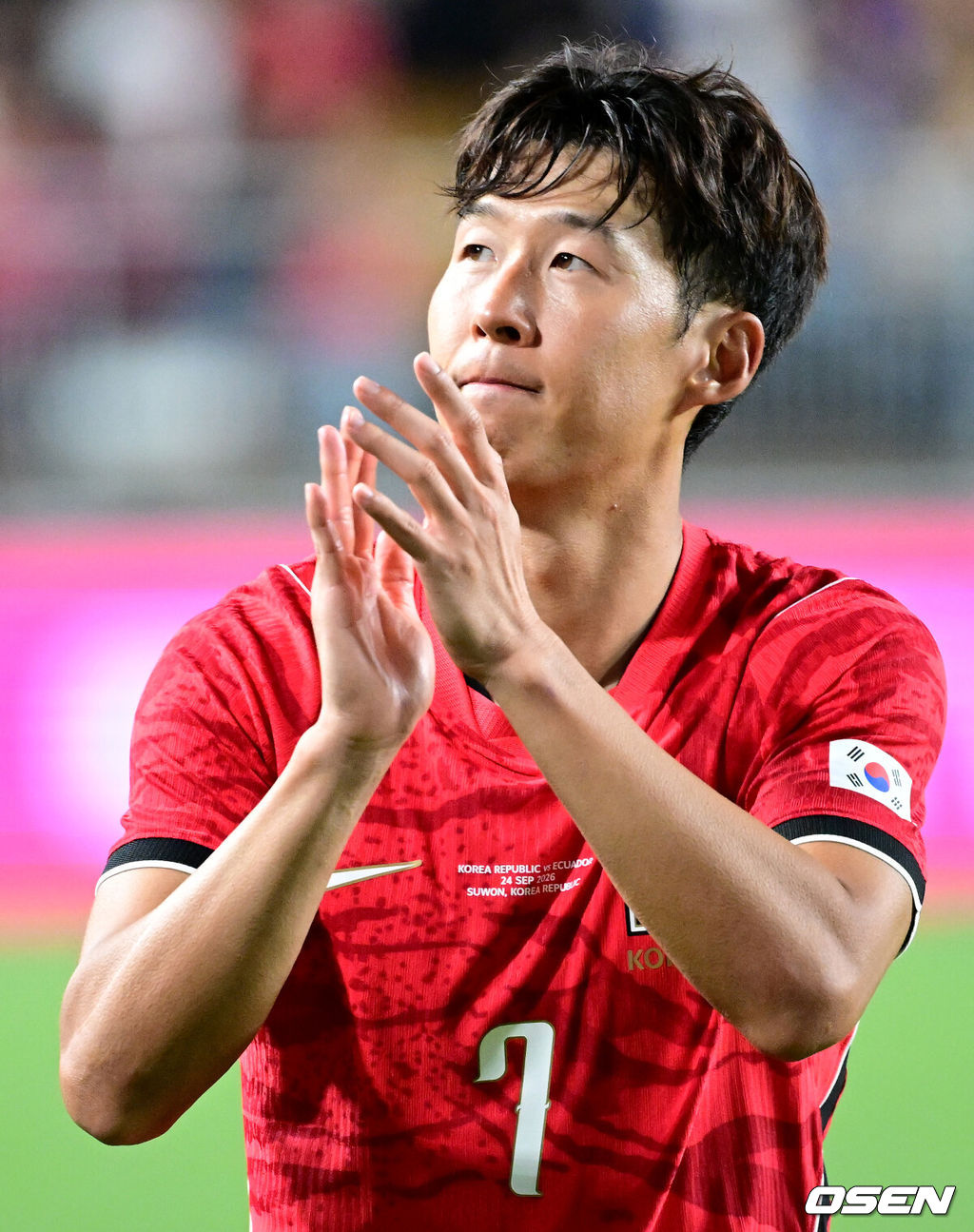 한국 축구가 로베르토 모레노 감독의 데뷔전을 대승으로 장식했다. 모레노 임시 감독이 이끄는 대한민국 축구대표팀(FIFA 랭킹 32위)은 24일 수원월드컵경기장에서 열린 9월 A매치 평가전에서 에콰도르(FIFA 랭킹 25위)를 3-0으로 제압했다.경기를 마치고 한국 손흥민이 피치를 돌며 팬들에게 인사를 전하고 있다. 2026.09.24 / dreamer@osen.co.kr