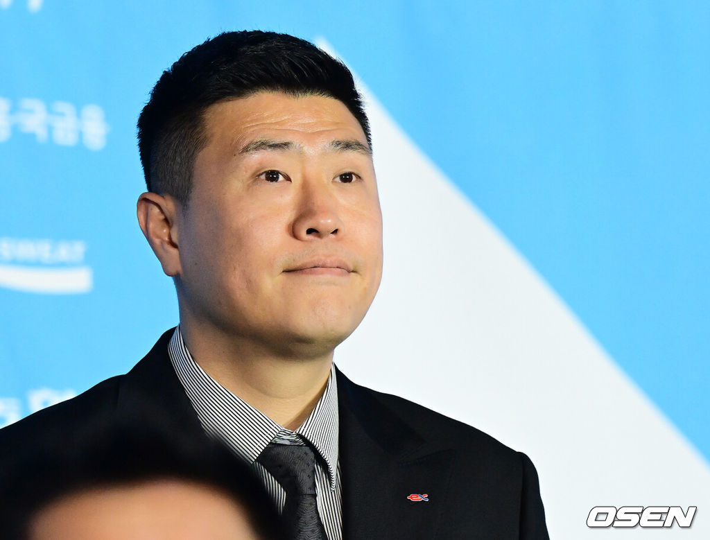 2026-2027 시즌 프로배구 여자부 미디어데이가 7일 서울 강남구 청담동 리베라호텔에서 열렸다.‘HK흥국금융 2026~2027 V-리그’는 오는 10월 31일 개막한다. 남자부 대한항공-현대캐피탈, 여자부 GS칼텍스-한국도로공사의 개막전을 시작으로 6개월간의 대장정에 돌입한다.한국도로공사 김영래 감독대행이 간담회를 하고 있다. 2026.10.07 / jpnews@osen.co.kr