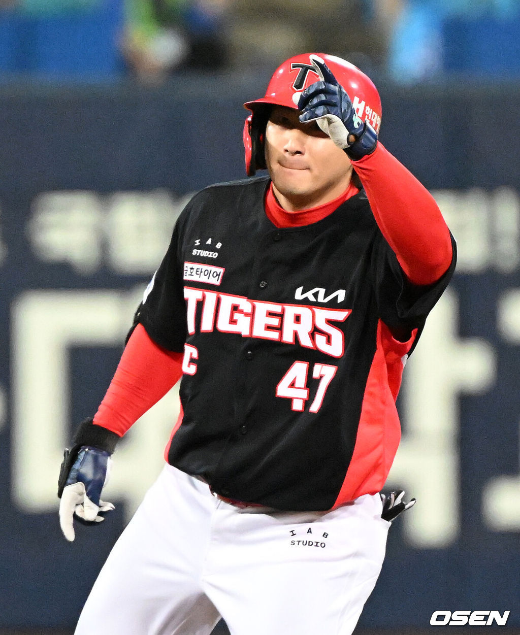 26일 대구삼성라이온즈파크에서 2026 신한 SOL KBO 플레이오프 1차전 삼성 라이온즈와 KIA 타이거즈의 경기가 열렸다.비로 하루 미뤄진 가을야구, 선발 맞대결에는 변화가 없다. 삼성은 크리스 페덱, KIA는 제임스 네일이 나섰다.1회초 2사 3루에서 KIA 나성범이 좌전 적시 2루타를 치고 환호하고 있다. 2026.10.26 /sunday@osen.co.kr