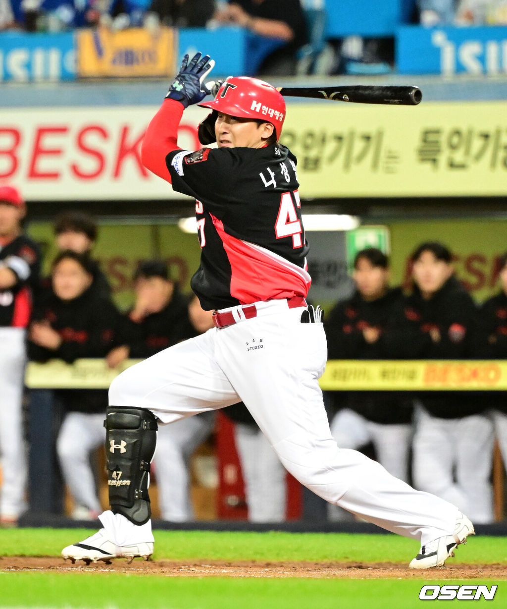 26일 대구삼성라이온즈파크에서 2026 신한 SOL KBO 플레이오프 1차전 삼성 라이온즈와 KIA 타이거즈의 경기가 열렸다.비로 하루 미뤄진 가을야구, 선발 맞대결에는 변화가 없다. 삼성은 크리스 페덱, KIA는 제임스 네일이 나섰다.1회초 2사 3루에서 KIA 나성범이 1타점 적시 2루타를 날리고 있다. 2026.10.26 / jpnews@osen.co.kr