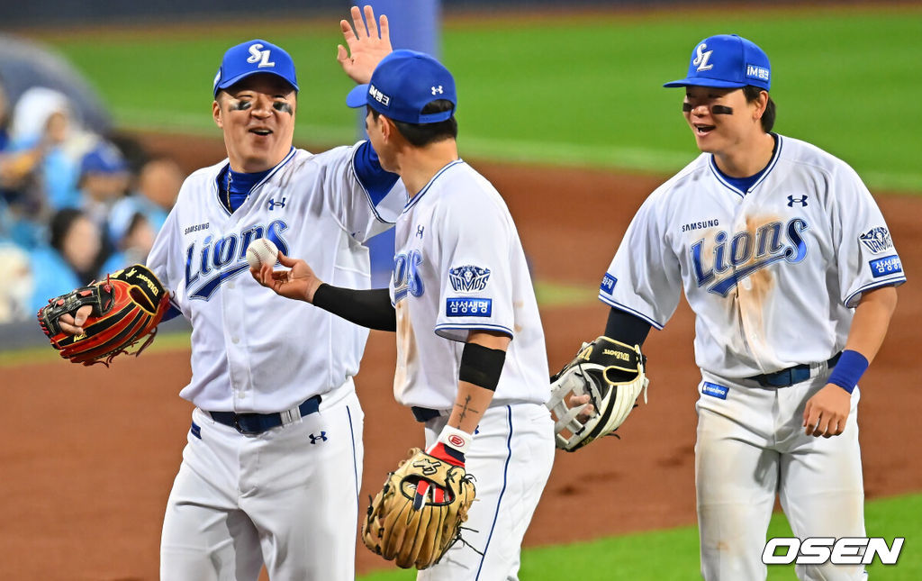 27일 대구삼성라이온즈파크에서 2026 신한 SOL KBO 플레이오프 2차전 삼성 라이온즈와 KIA 타이거즈의 경기가 열렸다. 홈팀 삼성은 후라도가, 방문팀 KIA는 올러가 선발 출전했다.삼성 라이온즈 최형우가 6회초 2사 좌익수 뒤 펜스 맞추는 안타를 친 KIA 타이거즈 카스트로를 2루에서 잡고 기쁨을 나누고 있다. 2026.10.27 / foto0307@osen.co.kr