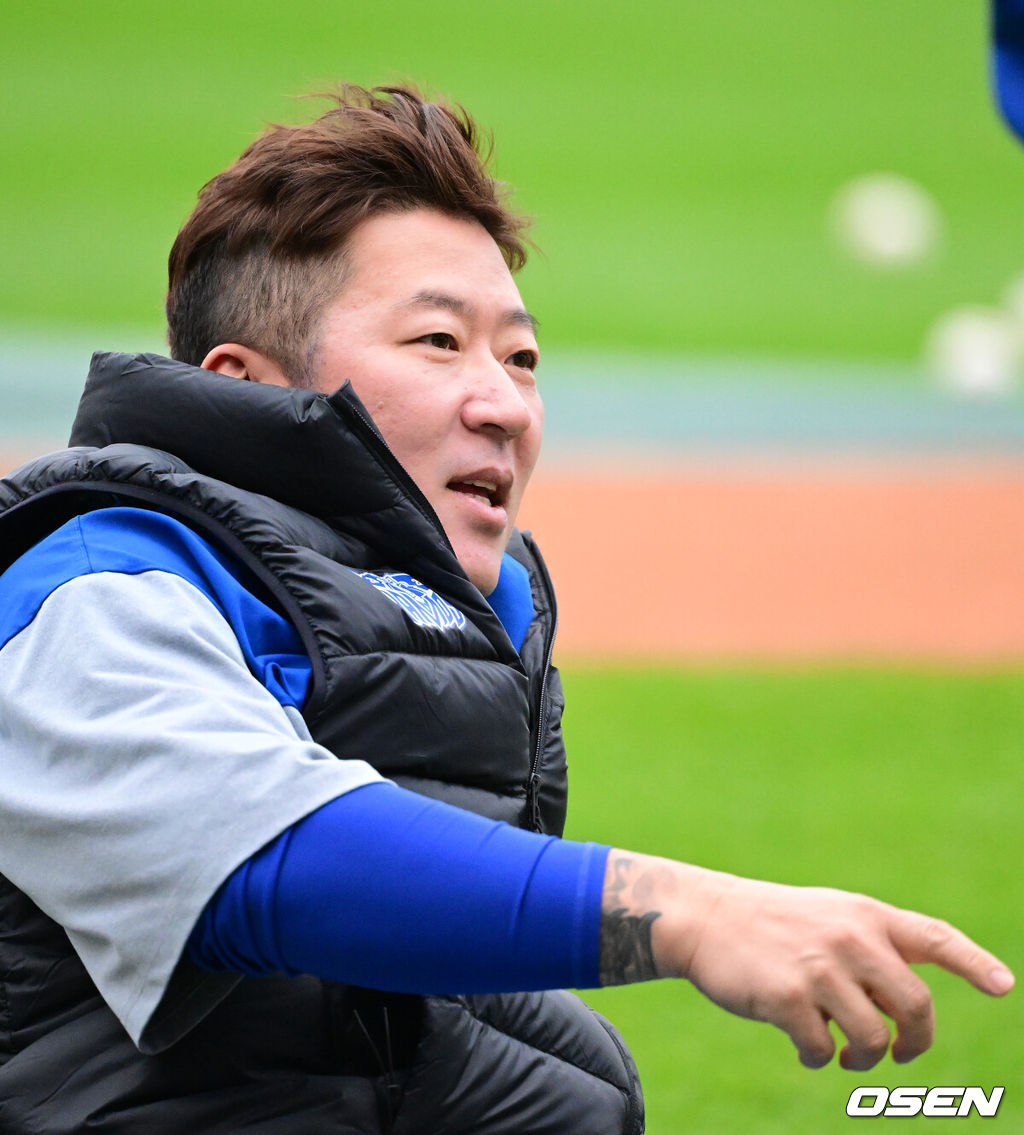29일 광주-기아 챔피언스필드에서 2026 신한 SOL KBO 플레이오프 3차전 KIA 타이거즈와 삼성 라이온즈의 경기가 열렸다.KIA는 시라카와, 삼성은 최원태를 선발로 내세웠다.경기에 앞서 삼성 최형우가 훈련을 하고 있다. 2026.10.29 / jpnews@osen.co.kr