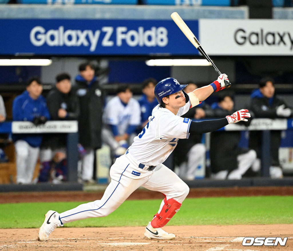 27일 대구삼성라이온즈파크에서 2026 신한 SOL KBO 플레이오프 2차전 삼성 라이온즈와 KIA 타이거즈의 경기가 열렸다.삼성은 아리엘 후라도, KIA는 애덤 올러가 나섰다.6회말 1사 2,3루에서 삼성 박승규가 희생플라이를 날리고 있다. 2026.10.27 /sunday@osen.co.kr