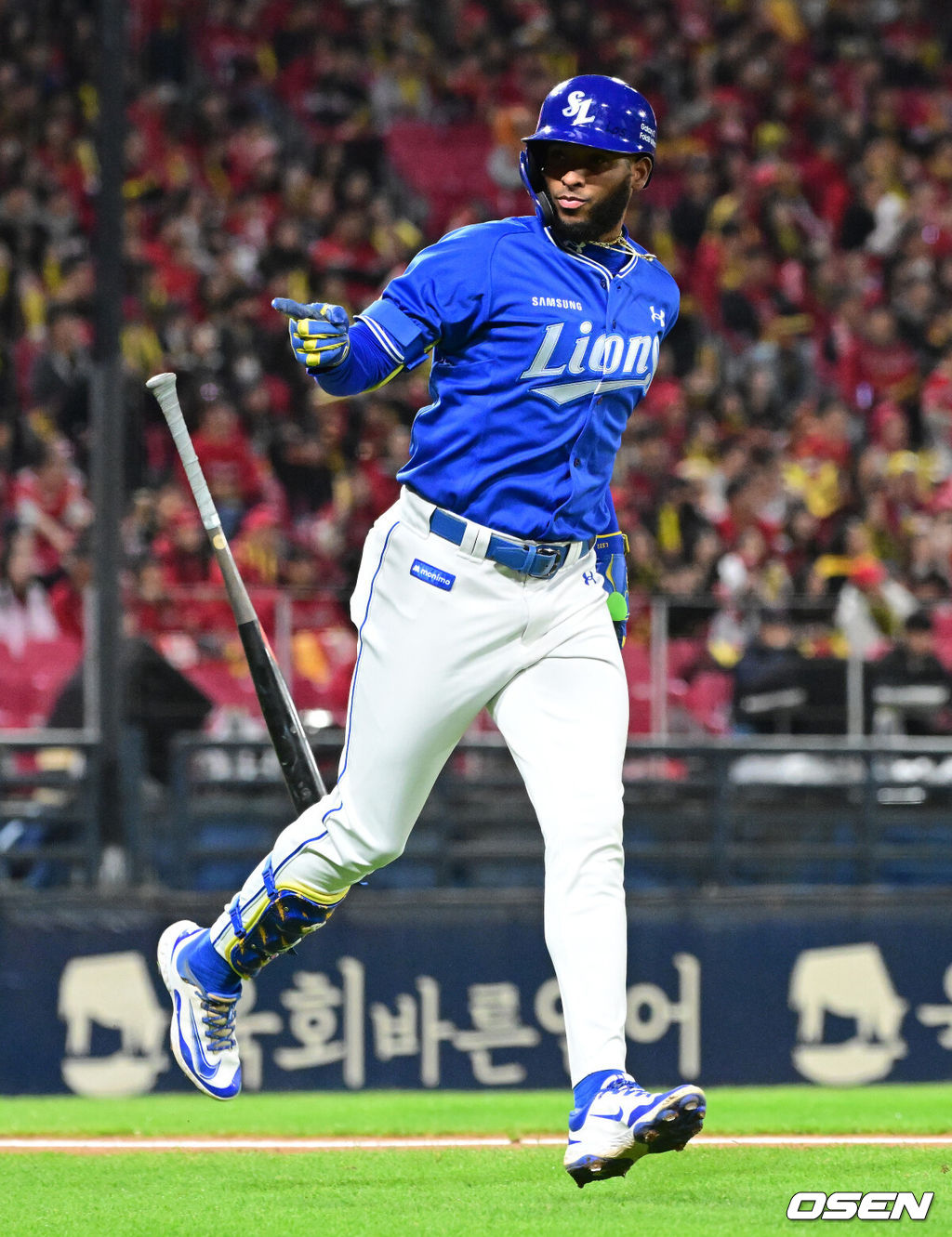 29일 광주-기아 챔피언스필드에서 2026 신한 SOL KBO 플레이오프 3차전 KIA 타이거즈와 삼성 라이온즈의 경기가 열렸다.KIA는 시라카와, 삼성은 최원태를 선발로 내세웠다.1회초 2사 1루에서 삼성 디아즈가 선제 우월 투런포를 날리며 기뻐하고 있다. 2026.10.29 / jpnews@osen.co.kr