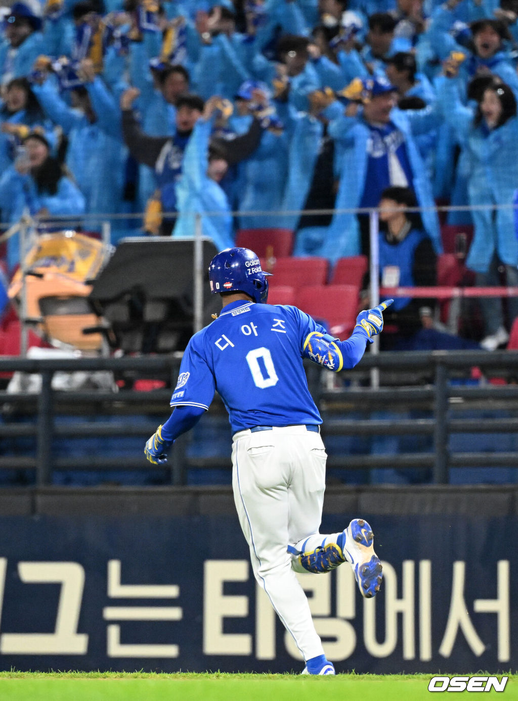 29일 광주-기아 챔피언스필드에서 2026 신한 SOL KBO 플레이오프 3차전 KIA 타이거즈와 삼성 라이온즈의 경기가 열렸다.KIA는 시라카와, 삼성은 최원태를 선발로 내세웠다.1회초 2사 1루에서 삼성 디아즈가 우월 투런 홈런을 치고 환호하고 있다. 2026.10.29 /sunday@osen.co.kr
