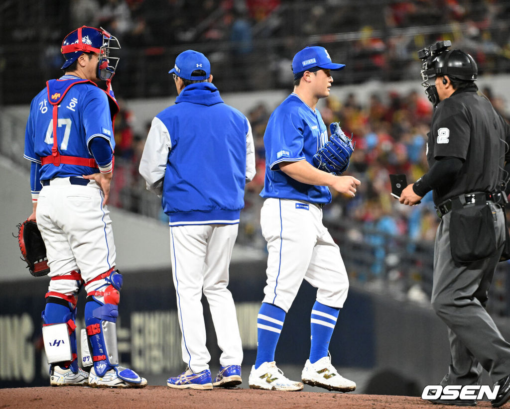 29일 광주-기아 챔피언스필드에서 2026 신한 SOL KBO 플레이오프 3차전 KIA 타이거즈와 삼성 라이온즈의 경기가 열렸다.KIA는 시라카와, 삼성은 최원태를 선발로 내세웠다.2회초 2사 1,3루에서 삼성 최원태가 마운드를 내려가고 있다. 2026.10.29 /sunday@osen.co.kr