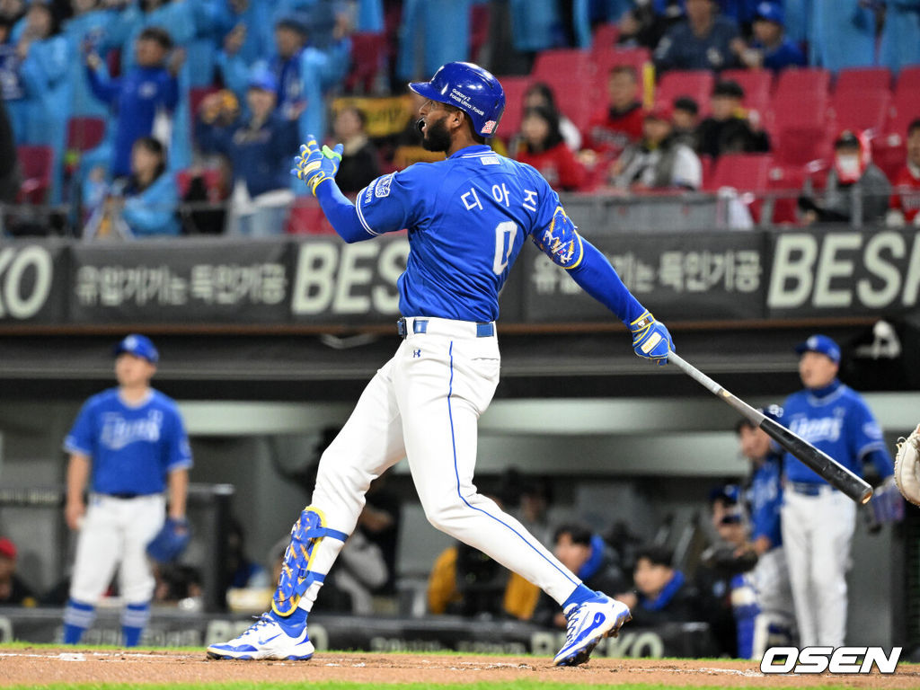 29일 광주-기아 챔피언스필드에서 2026 신한 SOL KBO 플레이오프 3차전 KIA 타이거즈와 삼성 라이온즈의 경기가 열렸다.KIA는 시라카와, 삼성은 최원태를 선발로 내세웠다.1회초 2사 1루에서 삼성 디아즈가 우월 투런 홈런을 치고 있다. 2026.10.29 /sunday@osen.co.kr