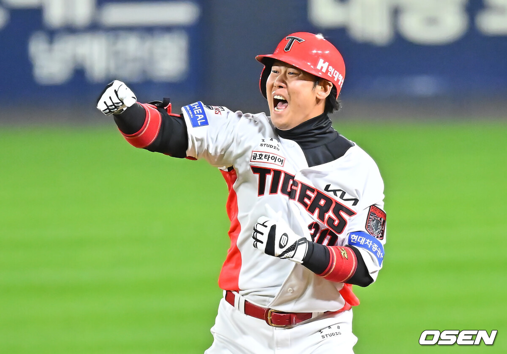 29일 광주-기아챔피언스필드에서 2026 신한 SOL KBO 플레이오프 3차전 KIA 타이거즈와 삼성 라이온즈의 경기가 열렸다.홈팀 KIA는 시라카와가, 방문팀 삼성은 최원태가 선발 출전했다.KIA 타이거즈 하주석이 2회말 2사 1,2루 중견수 왼쪽 1타점 안타를 치고 기뻐하고 있다. 2026.10.29 / foto0307@osen.co.kr