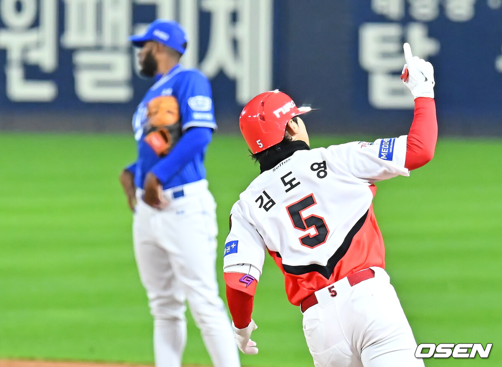 29일 광주-기아 챔피언스필드에서 2026 신한 SOL KBO 플레이오프 3차전 KIA 타이거즈와 삼성 라이온즈의 경기가 열렸다.KIA는 시라카와, 삼성은 최원태를 선발로 내세웠다.3회말 1사에서 KIA 김도영이 역전 우월 솔로포를 날리고 그라운드를 돌고 있다. 2026.10.29 / jpnews@osen.co.kr