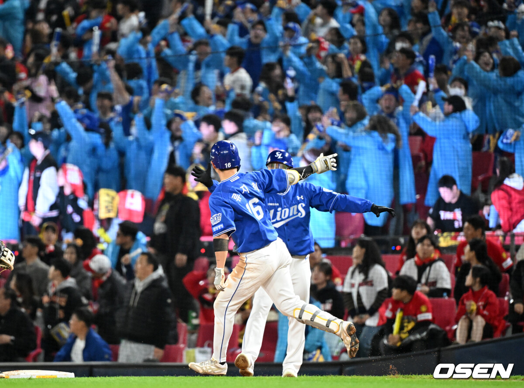 29일 광주-기아 챔피언스필드에서 2026 신한 SOL KBO 플레이오프 3차전 KIA 타이거즈와 삼성 라이온즈의 경기가 열렸다.KIA는 시라카와, 삼성은 최원태를 선발로 내세웠다.5회초 1사 1루에서 삼성 류지혁이 우월 투런 홈런을 치고 환호하고 있다. 2026.10.29 /sunday@osen.co.kr