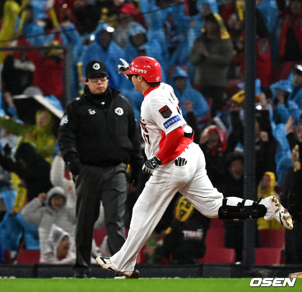 29일 광주-기아 챔피언스필드에서 2026 신한 SOL KBO 플레이오프 3차전 KIA 타이거즈와 삼성 라이온즈의 경기가 열렸다.KIA는 시라카와, 삼성은 최원태를 선발로 내세웠다.6회말 무사에서 KIA 나성범이 우월 솔로 홈런을 치고 환호하고 있다. 2026.10.29 /sunday@osen.co.kr