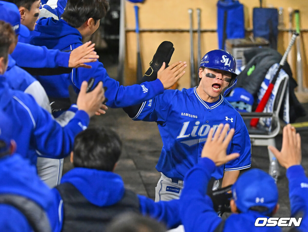 29일 광주-기아챔피언스필드에서 2026 신한 SOL KBO 플레이오프 3차전 KIA 타이거즈와 삼성 라이온즈의 경기가 열렸다.홈팀 KIA는 시라카와가, 방문팀 삼성은 최원태가 선발 출전했다.삼성 라이온즈 박승규가 7회초 2사 2루 구자욱의 우중간 1타점 안타때 득점을 올리고 환호하고 있다. 2026.10.29 / foto0307@osen.co.kr