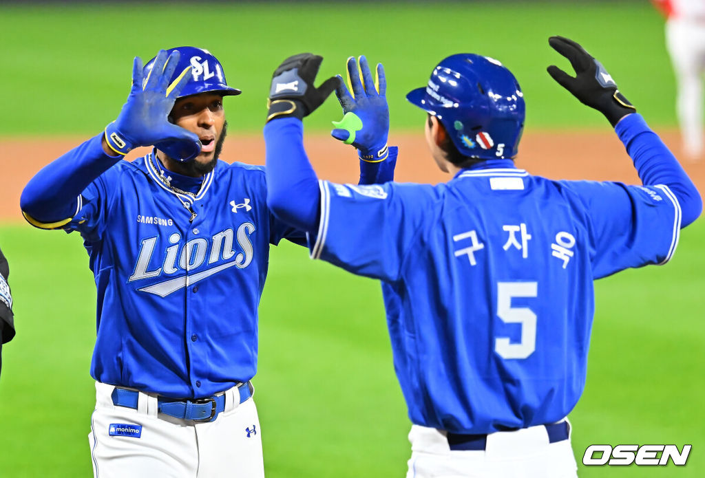 29일 광주-기아챔피언스필드에서 2026 신한 SOL KBO 플레이오프 3차전 KIA 타이거즈와 삼성 라이온즈의 경기가 열렸다. 홈팀 KIA는 시라카와가, 방문팀 삼성은 최원태가 선발 출전했다.삼성 라이온즈 디아즈가 1회초 2사 1루 우월 2점 홈런을 치고 구자욱과 기쁨을 나누고 있다. 2026.10.29 / foto0307@osen.co.kr