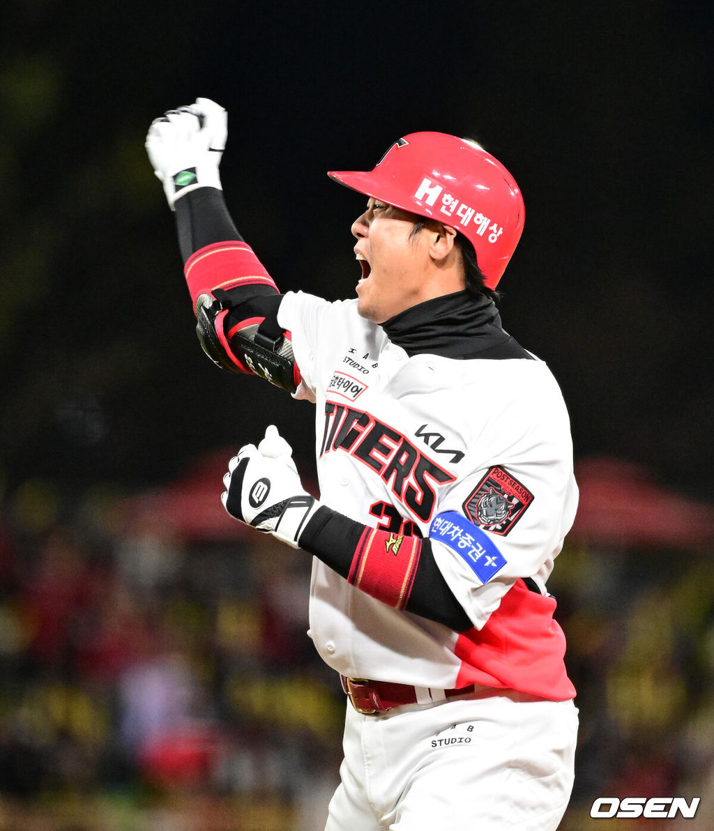 29일 광주-기아 챔피언스필드에서 2026 신한 SOL KBO 플레이오프 3차전 KIA 타이거즈와 삼성 라이온즈의 경기가 열렸다.KIA는 시라카와, 삼성은 최원태를 선발로 내세웠다.2회말 2사 1,2루에서 KIA 하주석이 역전 1타점 좌중간 적시타를 날리며 기뻐하고 있다. 2026.10.29 / jpnews@osen.co.kr