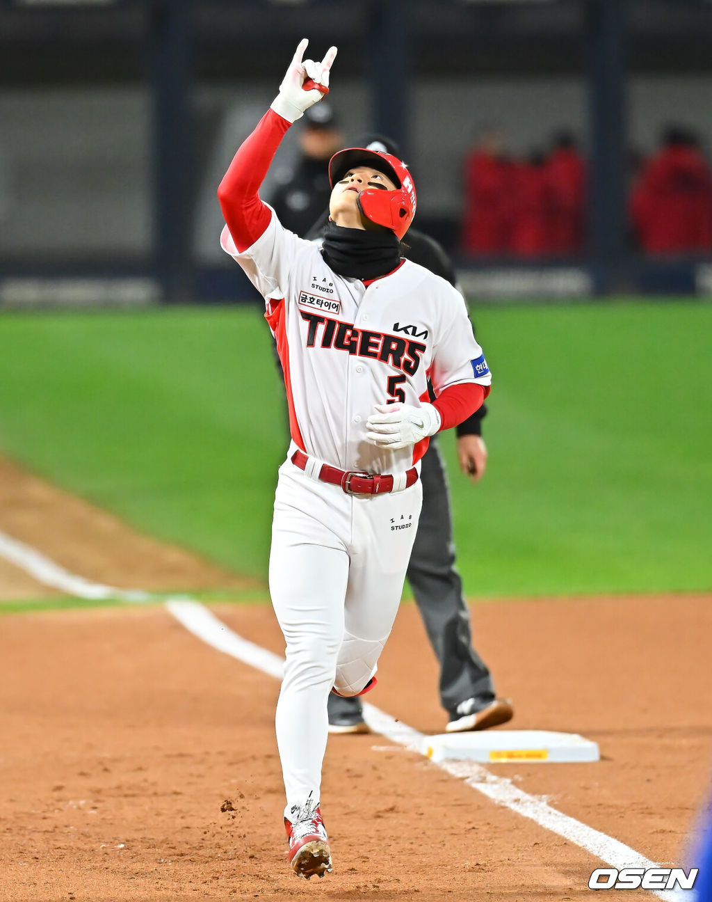 29일 광주-기아챔피언스필드에서 2026 신한 SOL KBO 플레이오프 3차전 KIA 타이거즈와 삼성 라이온즈의 경기가 열렸다. 홈팀 KIA는 시라카와가, 방문팀 삼성은 최원태가 선발 출전했다.KIA 타이거즈 김도영이 3회말 1사 우월 역전 솔로 홈런을 치고 세리머니를 하고 있다. 2026.10.29 / foto0307@osen.co.kr