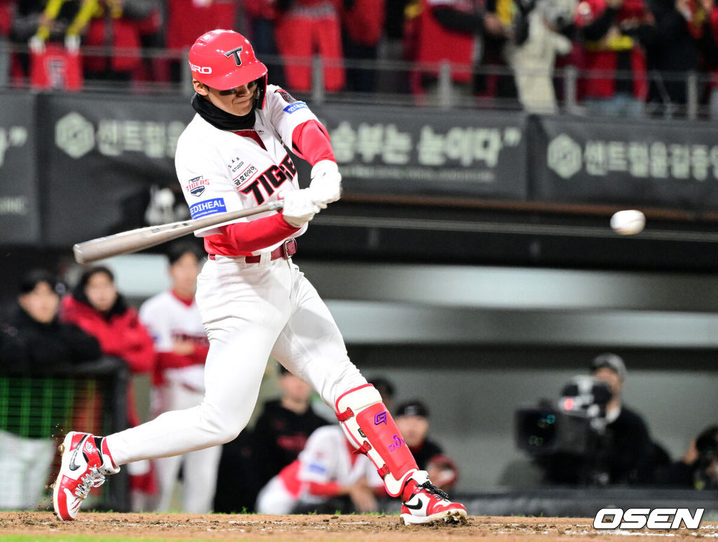 29일 광주-기아 챔피언스필드에서 2026 신한 SOL KBO 플레이오프 3차전 KIA 타이거즈와 삼성 라이온즈의 경기가 열렸다.KIA는 시라카와, 삼성은 최원태를 선발로 내세웠다.3회말 1사에서 KIA 김도영이 역전 우월 솔로포를 날리고 있다. 2026.10.29 / jpnews@osen.co.kr