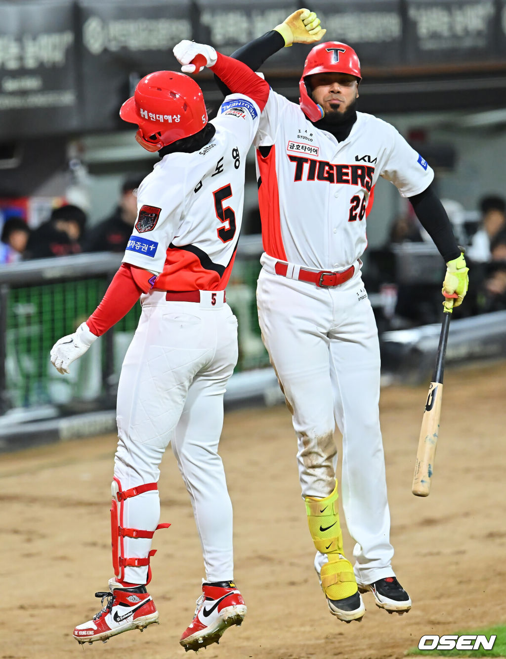 29일 광주-기아챔피언스필드에서 2026 신한 SOL KBO 플레이오프 3차전 KIA 타이거즈와 삼성 라이온즈의 경기가 열렸다. 홈팀 KIA는 시라카와가, 방문팀 삼성은 최원태가 선발 출전했다.KIA 타이거즈 김도영이 3회말 1사 우월 역전 솔로 홈런을 치고 카스트로와 세리머니를 하고 있다. 2026.10.29 / foto0307@osen.co.kr