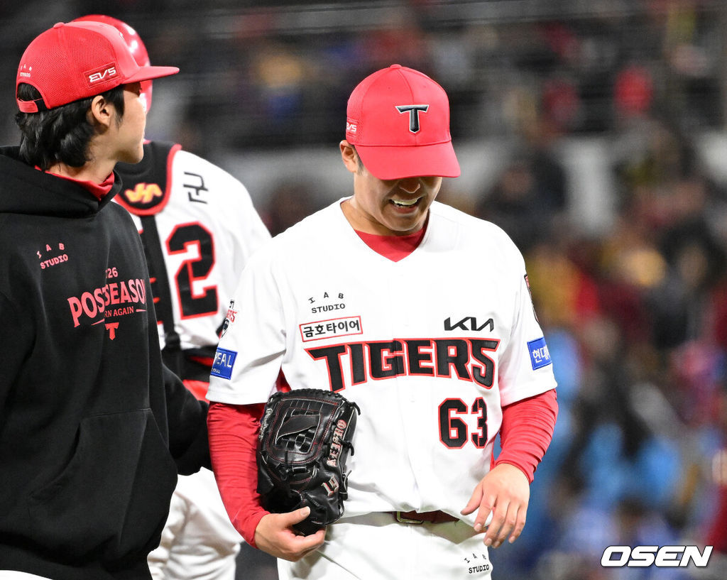 29일 광주-기아 챔피언스필드에서 2026 신한 SOL KBO 플레이오프 3차전 KIA 타이거즈와 삼성 라이온즈의 경기가 열렸다.KIA는 시라카와, 삼성은 최원태를 선발로 내세웠다.5회초 1사 1루에서 KIA 시라카와가 마운드를 내려가고 있다. 2026.10.29 /sunday@osen.co.kr