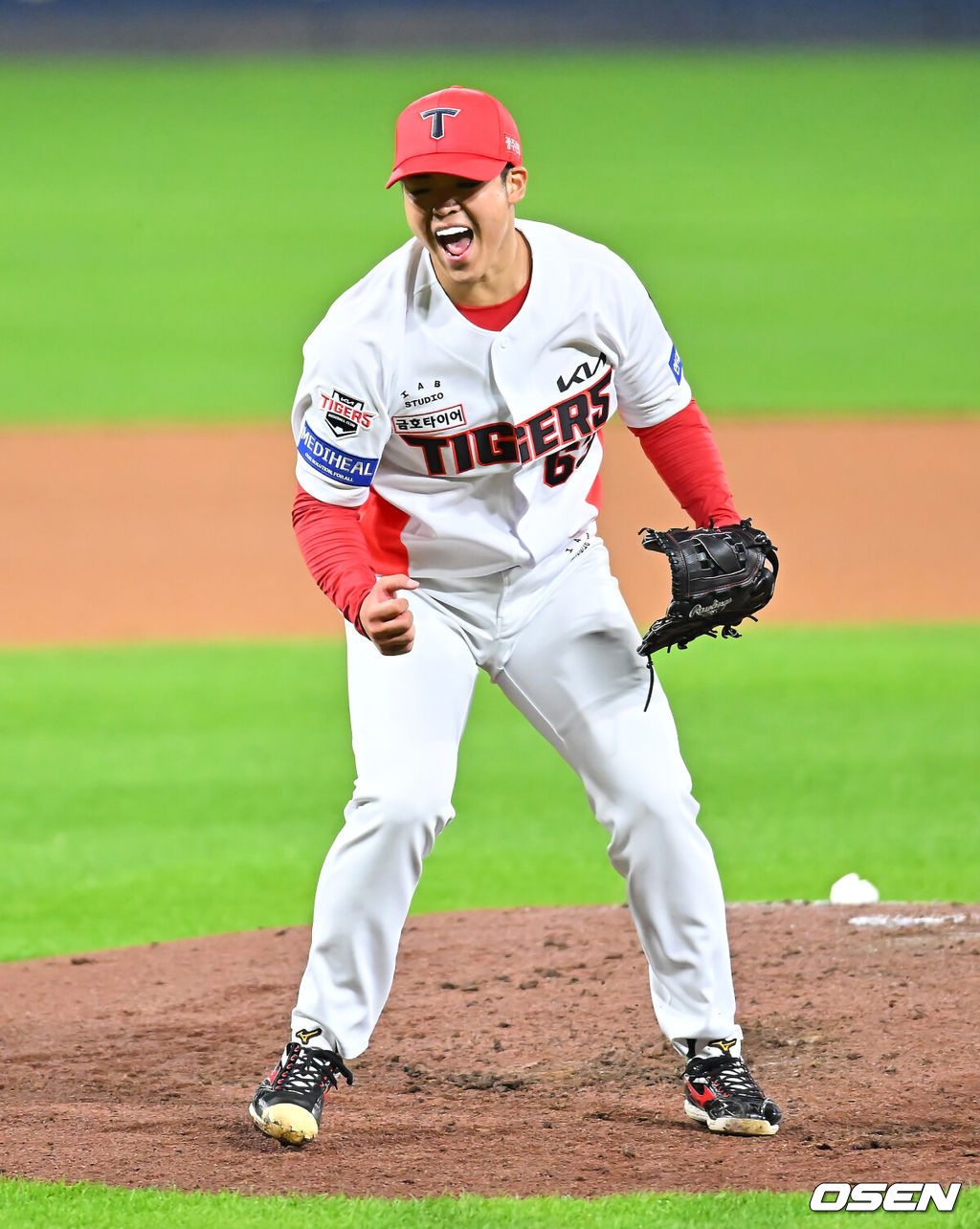 29일 광주-기아챔피언스필드에서 2026 신한 SOL KBO 플레이오프 3차전 KIA 타이거즈와 삼성 라이온즈의 경기가 열렸다. 홈팀 KIA는 시라카와가, 방문팀 삼성은 최원태가 선발 출전했다.KIA 타이거즈 선발투수 시라카와가 4회초 2사 삼성 라이온즈 최형우를 삼진으로 잡고 환호하고 있다. 2026.10.29 / foto0307@osen.co.kr