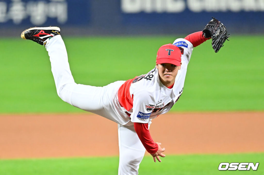 29일 광주-기아챔피언스필드에서 2026 신한 SOL KBO 플레이오프 3차전 KIA 타이거즈와 삼성 라이온즈의 경기가 열렸다. 홈팀 KIA는 시라카와가, 방문팀 삼성은 최원태가 선발 출전했다.KIA 타이거즈 선발투수 시라카와가 역투하고 있다. 2026.10.29 / foto0307@osen.co.kr