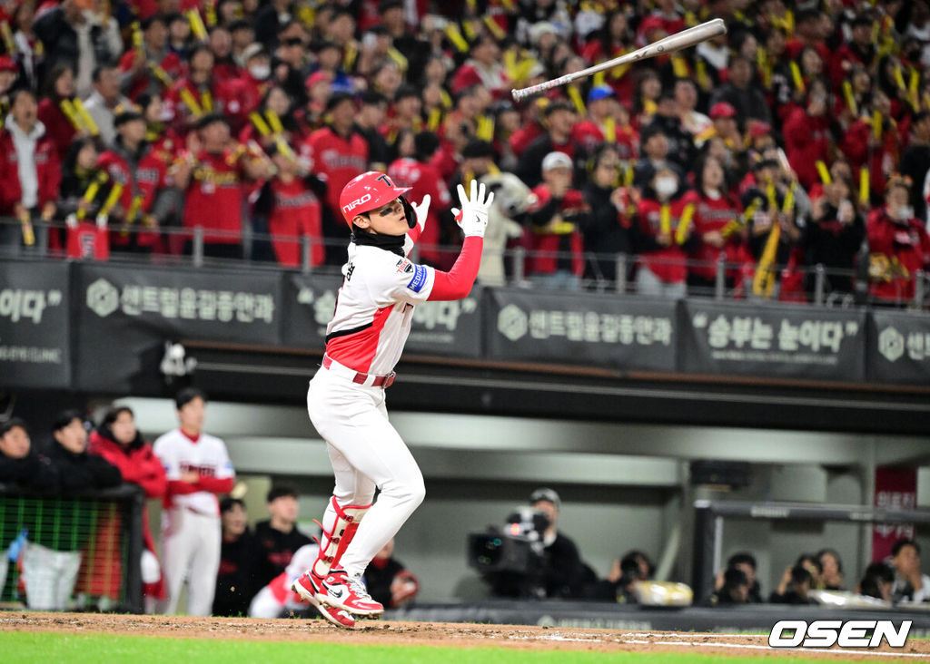 29일 광주-기아 챔피언스필드에서 2026 신한 SOL KBO 플레이오프 3차전 KIA 타이거즈와 삼성 라이온즈의 경기가 열렸다.KIA는 시라카와, 삼성은 최원태를 선발로 내세웠다.3회말 1사에서 KIA 김도영이 역전 우월 솔로포를 날리고 있다. 2026.10.29 / jpnews@osen.co.kr