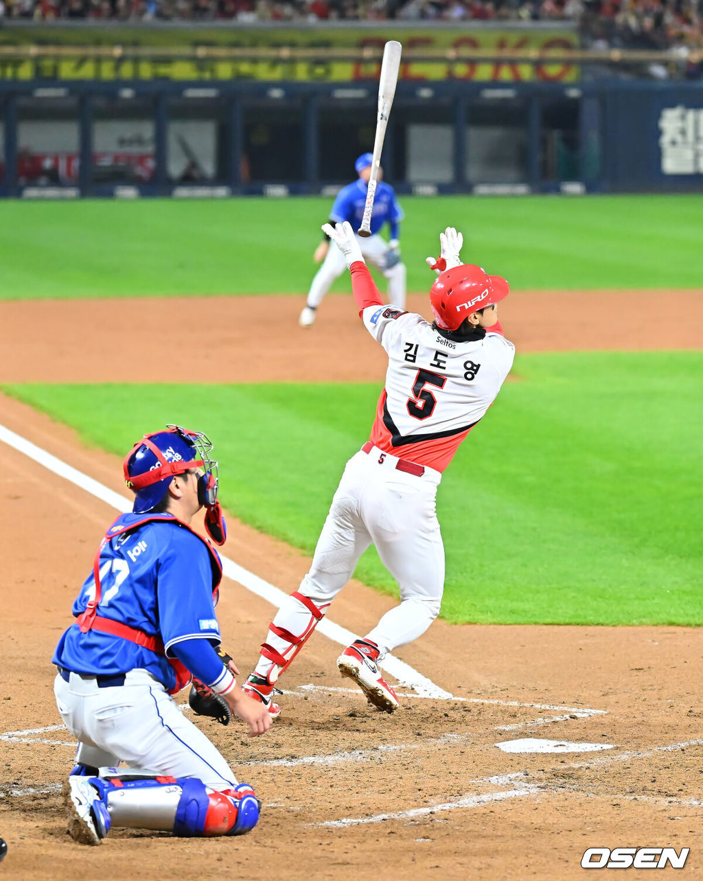 29일 광주-기아챔피언스필드에서 2026 신한 SOL KBO 플레이오프 3차전 KIA 타이거즈와 삼성 라이온즈의 경기가 열렸다. 홈팀 KIA는 시라카와가, 방문팀 삼성은 최원태가 선발 출전했다.KIA 타이거즈 김도영이 3회말 1사 우월 역전 솔로 홈런을 치고 있다. 2026.10.29 / foto0307@osen.co.kr