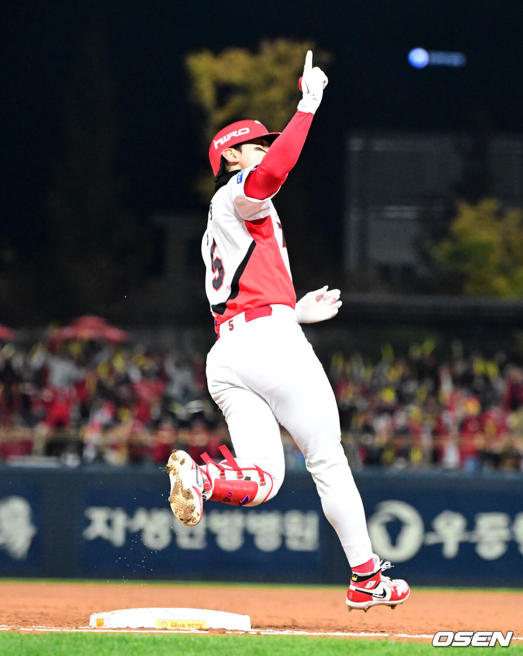 29일 광주-기아 챔피언스필드에서 2026 신한 SOL KBO 플레이오프 3차전 KIA 타이거즈와 삼성 라이온즈의 경기가 열렸다.KIA는 시라카와, 삼성은 최원태를 선발로 내세웠다.3회말 1사에서 KIA 김도영이 역전 우월 솔로포를 날리고 그라운드를 돌고 있다. 2026.10.29 / jpnews@osen.co.kr