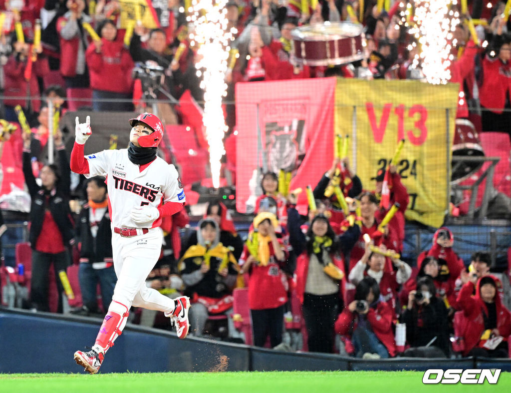 29일 광주-기아 챔피언스필드에서 2026 신한 SOL KBO 플레이오프 3차전 KIA 타이거즈와 삼성 라이온즈의 경기가 열렸다.KIA는 시라카와, 삼성은 최원태를 선발로 내세웠다.3회말 1사에서 KIA 김도영이 역전 우월 솔로포를 날리며 기뻐하고 있다. 2026.10.29 / jpnews@osen.co.kr