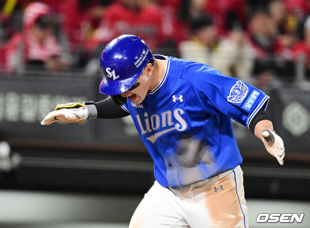 29일 광주-기아 챔피언스필드에서 2026 신한 SOL KBO 플레이오프 3차전 KIA 타이거즈와 삼성 라이온즈의 경기가 열렸다.KIA는 시라카와, 삼성은 최원태를 선발로 내세웠다.5회초 1사 1루에서 삼성 류지혁이 역전 우월 투런포를 날리며 기뻐하고 있다. 2026.10.29 / jpnews@osen.co.kr