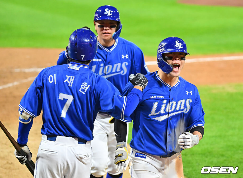 29일 광주-기아챔피언스필드에서 2026 신한 SOL KBO 플레이오프 3차전 KIA 타이거즈와 삼성 라이온즈의 경기가 열렸다. 홈팀 KIA는 시라카와가, 방문팀 삼성은 최원태가 선발 출전했다.삼성 라이온즈 류지혁이 5회초 1사 1루 우월 역전 2점 홈런을 치고 강민호, 이재현과 기뻐하고 있다. 2026.10.29 / foto0307@osen.co.kr