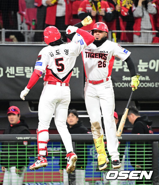 29일 광주-기아 챔피언스필드에서 2026 신한 SOL KBO 플레이오프 3차전 KIA 타이거즈와 삼성 라이온즈의 경기가 열렸다.KIA는 시라카와, 삼성은 최원태를 선발로 내세웠다.3회말 1사에서 KIA 김도영이 우월 솔로 홈런을 치고 카스트로와 환호하고 있다. 2026.10.29 /sunday@osen.co.kr