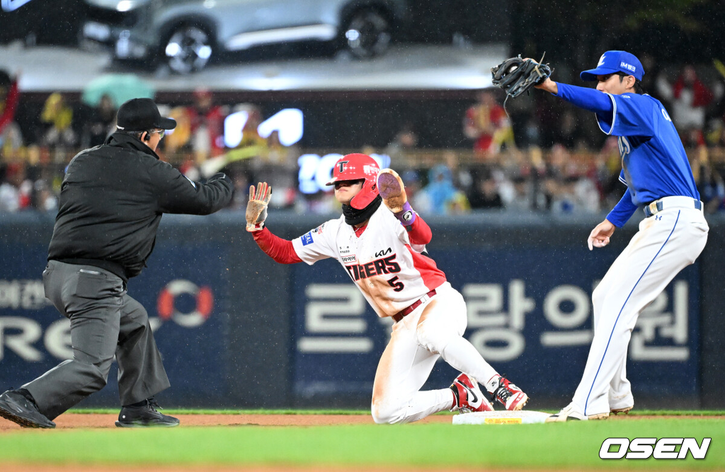 29일 광주-기아 챔피언스필드에서 2026 신한 SOL KBO 플레이오프 3차전 KIA 타이거즈와 삼성 라이온즈의 경기가 열렸다.KIA는 시라카와, 삼성은 최원태를 선발로 내세웠다.5회말 2사 1루에서 KIA 1루주자 김도영이 도루에 실패하고 있다. 2026.10.29 /sunday@osen.co.kr