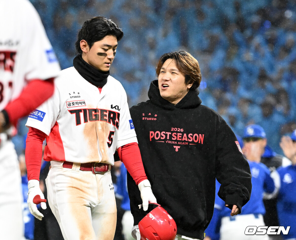 삼성은 29일 광주-기아 챔피언스필드에서 열린 2026 신한 SOL KBO 포스트시즌 KIA 타이거즈와의 플레이오프 3차전을 6-4로 승리했다.이로써 삼성은 1패후 2연승을 거두며 남은 2경기에서 1승만 올리면 한국시리즈에 진출한다.경기 종료 후 KIA 김선빈이 자책하는 김도영을 위로하고 있다. 2026.10.29 /sunday@osen.co.kr