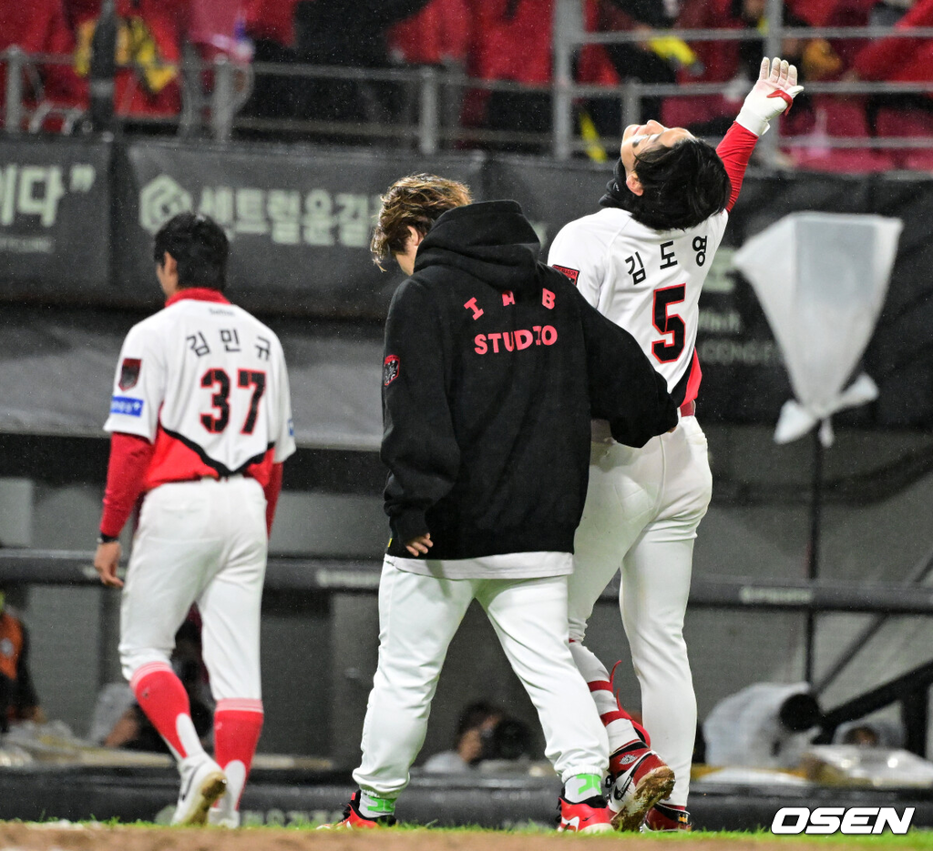 ] 삼성 라이온즈가 29일 광주-기아 챔피언스필드에서 열린 2026 신한 SOL KBO 포스트시즌 KIA 타이거즈와의 플레이오프 3차전을 6-4로 승리했다.디아즈의 투런홈런, 류지혁의 투런 홈런에 이어 박승규의 결승타, 구자욱의 추가 적시타에 힘입었다. 원태인을 포함해 불펜을 총동원해 승리를 이끌었다. 이로써 삼성은 1패후 2연승을 거두며 남은 2경기에서 1승만 올리면 한국시리즈에 진출한다. KIA는 투수 9명의 투입하는 물량작전을 벌였지만 타선의 응집력에서 한뼘 뒤지며 1승후 연패를 당해 벼랑끝에 몰렸다. 김도영이 홈런 포함 2안타 3출루를 했지만 앞뒤에서 뒷받침이 없었다. 경기를 마치고 KIA 김선빈이 김도영을 격려하고 있다. 2026.10.29 / jpnews@osen.co.kr