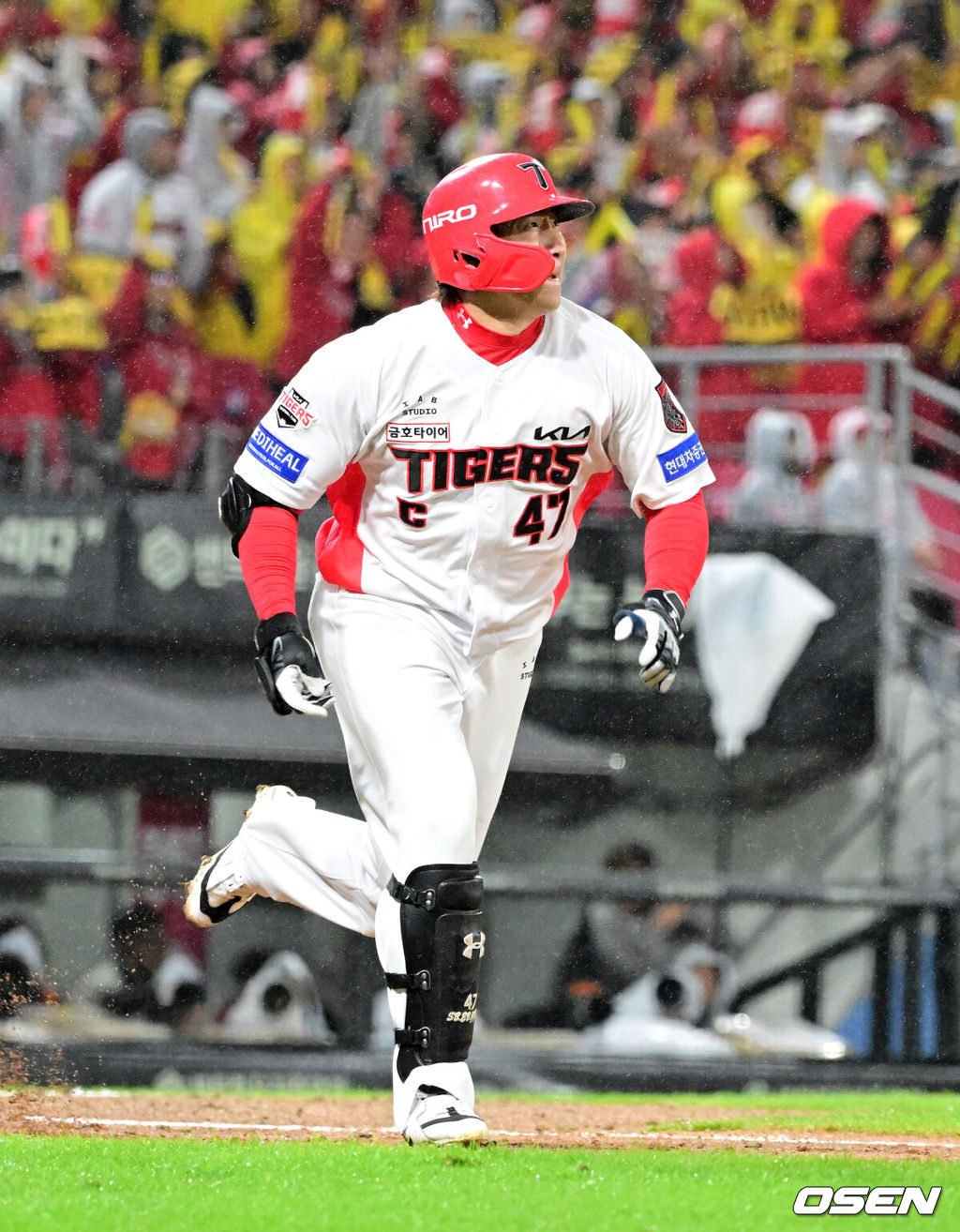 29일 광주-기아 챔피언스필드에서 2026 신한 SOL KBO 플레이오프 3차전 KIA 타이거즈와 삼성 라이온즈의 경기가 열렸다.KIA는 시라카와, 삼성은 최원태를 선발로 내세웠다.6회말 무사에서 KIA 나성범이 동점 우월 솔로포를 날리고 있다. 2026.10.29 / jpnews@osen.co.kr
