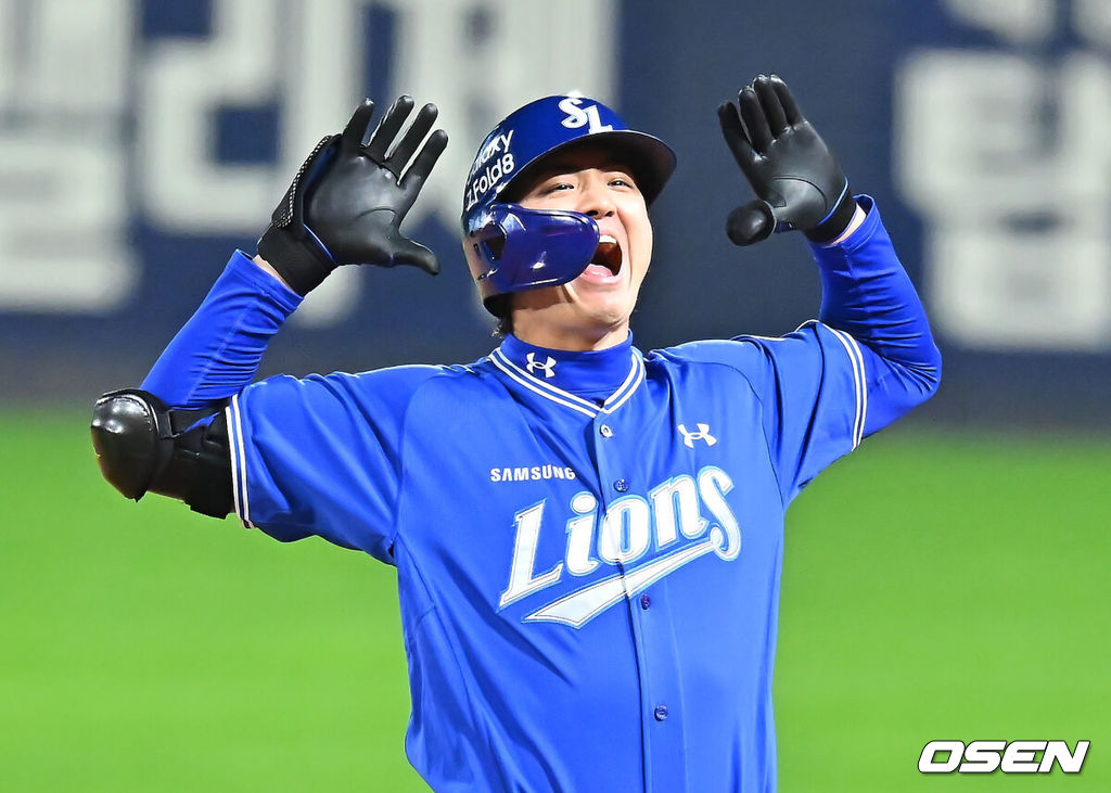 29일 광주-기아챔피언스필드에서 2026 신한 SOL KBO 플레이오프 3차전 KIA 타이거즈와 삼성 라이온즈의 경기가 열렸다. 홈팀 KIA는 시라카와가, 방문팀 삼성은 최원태가 선발 출전했다.삼성 라이온즈 구자욱이 7회초 2사 2루 우중간 1타점 안타를 치고 환호하고 있다. 2026.10.29 / foto0307@osen.co.kr