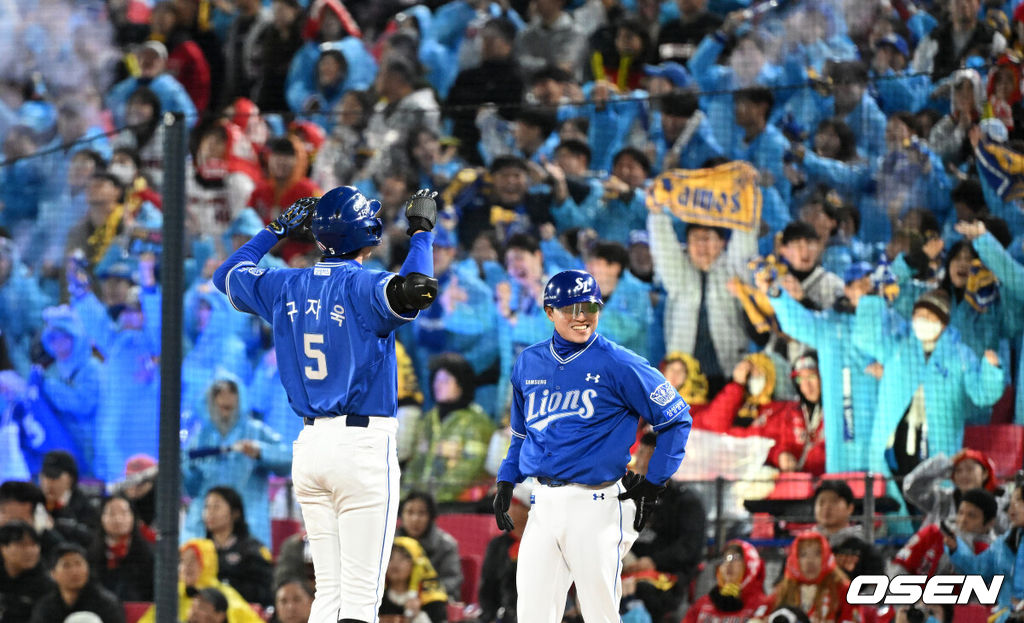 29일 광주-기아 챔피언스필드에서 2026 신한 SOL KBO 플레이오프 3차전 KIA 타이거즈와 삼성 라이온즈의 경기가 열렸다.KIA는 시라카와, 삼성은 최원태를 선발로 내세웠다.7회초 2사 2루에서 삼성 구자욱이 우중간 적시타를 치고 환호하고 있다. 2026.10.29 /sunday@osen.co.kr