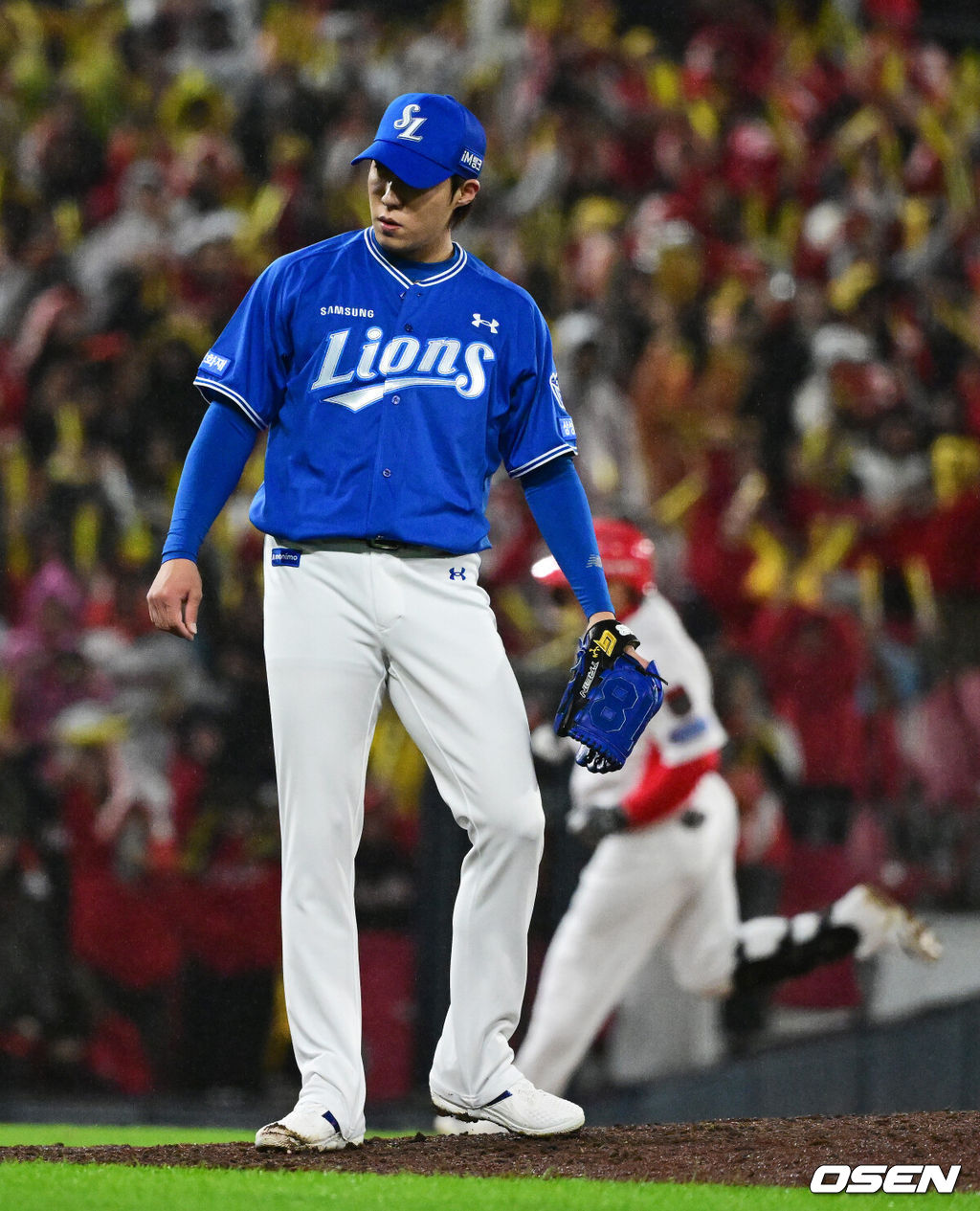 29일 광주-기아 챔피언스필드에서 2026 신한 SOL KBO 플레이오프 3차전 KIA 타이거즈와 삼성 라이온즈의 경기가 열렸다.KIA는 시라카와, 삼성은 최원태를 선발로 내세웠다.6회말 무사에서 삼성 원태인이 KIA 나성범에게 동점 솔로포를 허용하며 아쉬워하고 있다. 2026.10.29 / jpnews@osen.co.kr